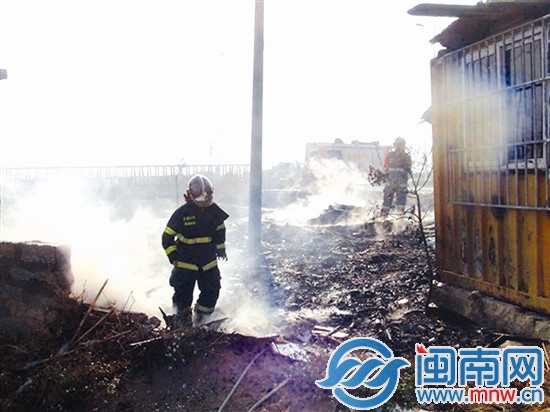 摩托车维修店外被烧成一片废墟