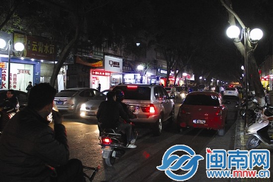 芗城区建设路道路比较窄，高峰期会发生堵车现象
