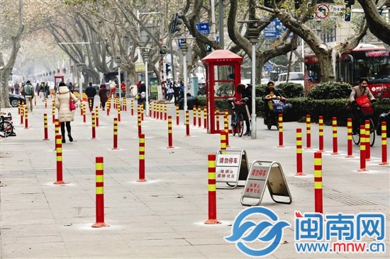 南京街头设密集隔离梅花桩