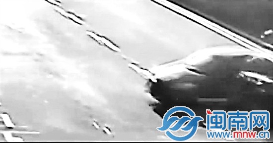 没系安全带女司机被自己的车轧死