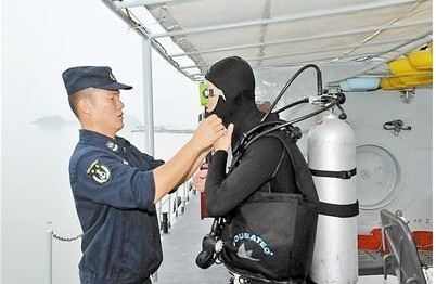 东海舰队战士深潜493米
