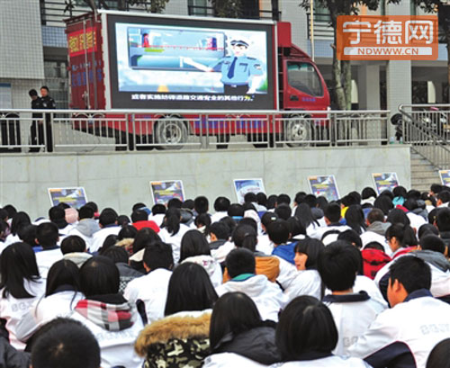 东侨交管走进高级中学宣传交通安全