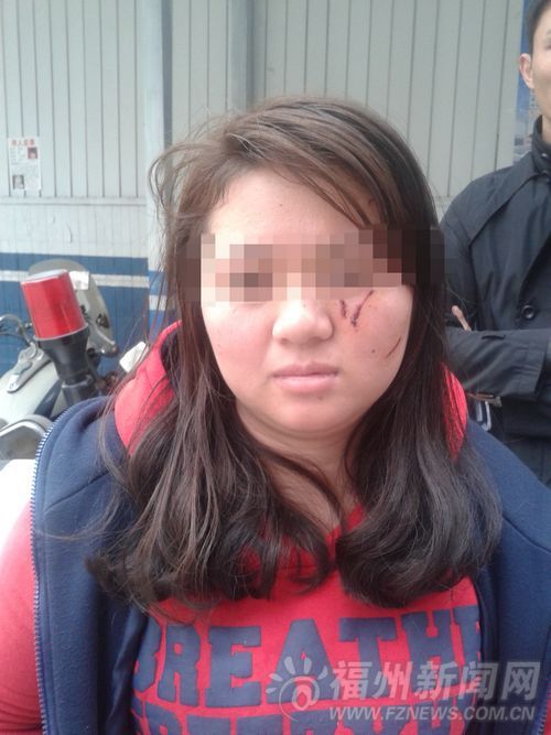 福州一女子鞋店砍价被拒 遭女老板拉住头发殴打