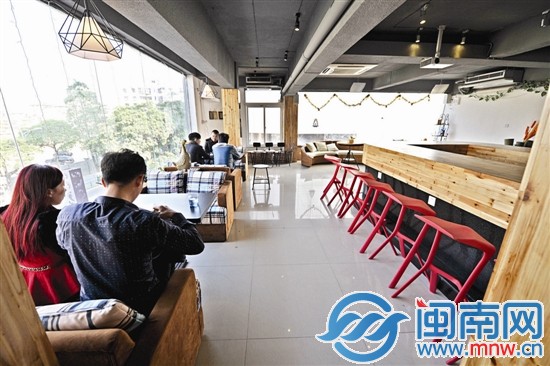 尚在试营业期，百思咖啡馆已有顾客光顾