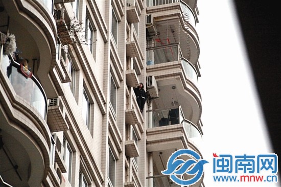 该女子单手扶窗，站在窗外，情况十分危急