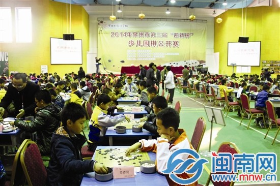 比赛现场，孩子们凝神思考
