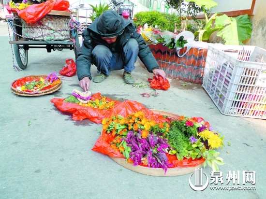 陈老伯收摊前将现场遗留的垃圾清理得干干净净