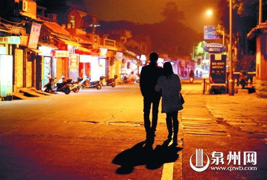 西街文化气息浓郁，是不少爱侣的浪漫所在