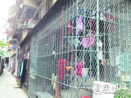 旧小区外置防盗网存在老化、发生火情时不利逃生等隐患