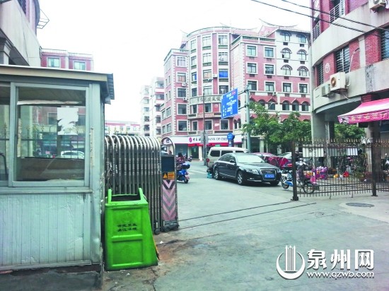 无人管理的小区的大门形同虚设