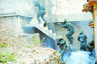 武警特战队员对藏匿“恐怖分子”的楼房实施攻击