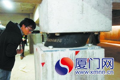 隔震垫“变形”，上面的承重柱出现明显位移