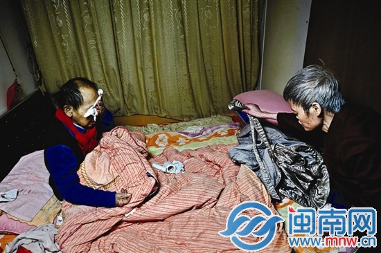 老伴摔伤了头