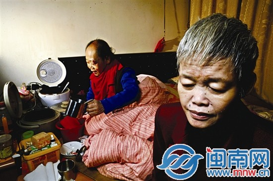 丈夫笑着舀出一份饭递给妻子