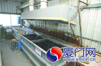64条这种手动电镀生产线在专项整治行动中被淘汰