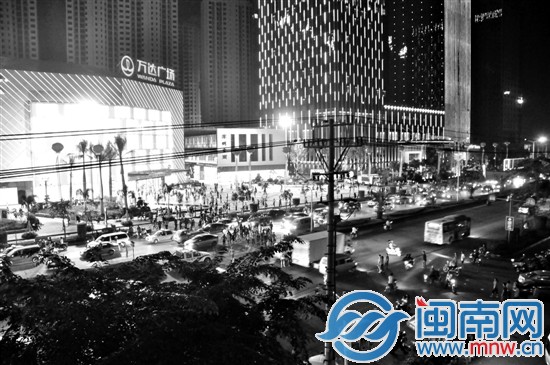 九龙大道万达路段，晚高峰交通很混乱