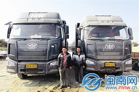 这两辆同款货车，连车牌都是一样的