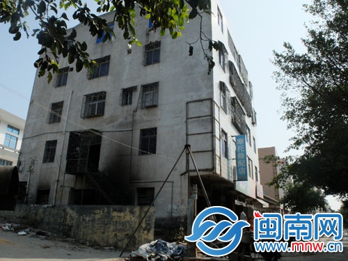 经常蹊跷着火，民宅侧面墙体被熏得黑乎乎