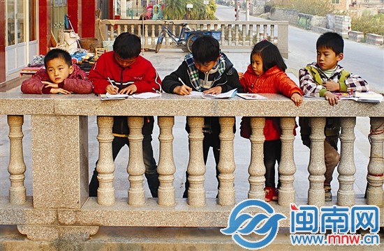 一排小孩整齐地站着