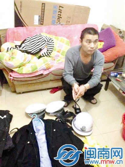 嫌犯从网上买来协警服、帽子等作案装备