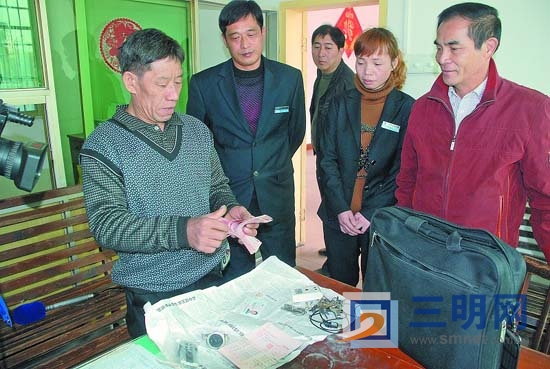在市公交公司K101线路办公室，淡德全开心地数着失而 