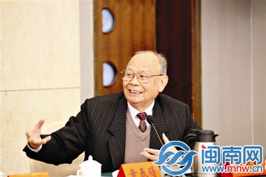 芗城区代表团讨论代表80岁的易百禄