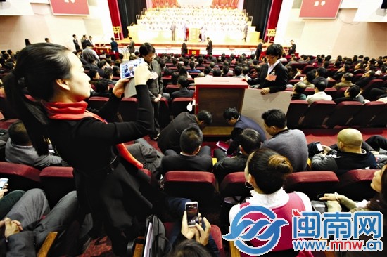 投票选举新市长，工作人员在收票
