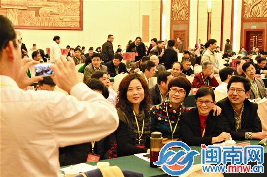 政协十二届三次会议闭幕式前，委员们在会场合影