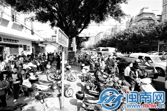 新华南路龙师附小路段，一到上下学期间，交通拥堵严重