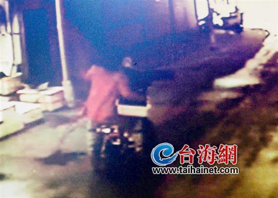 女子抱起海鲜，上了电动车