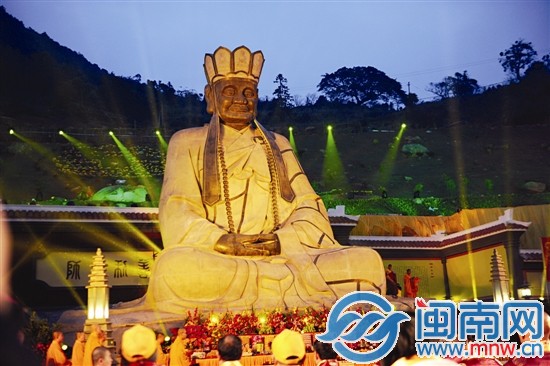 昨天上午，在安溪清水岩，9.9米清水祖师圣像开光
