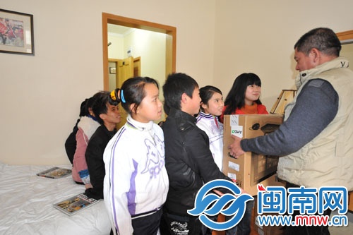孩子们对电脑很期待