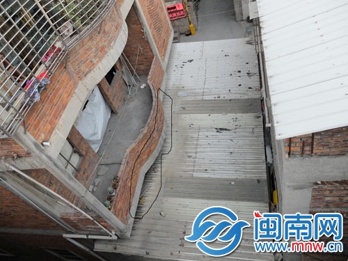 牌友李某生说，他们是从二楼阳台跳下时摔伤的