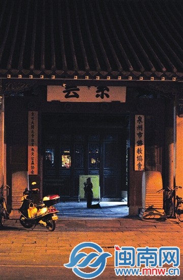 2014年1月7日清晨，天还未亮，开元寺里已有人虔诚跪拜