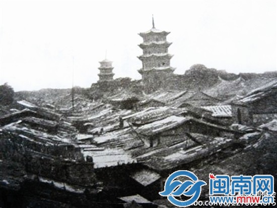 19世纪末的泉州东西双塔，当时西街上方都是遮阳棚