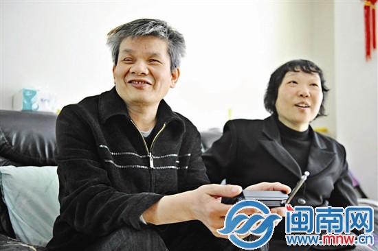 虽然生活不易，但老两口互相照顾，面对生活也很乐观