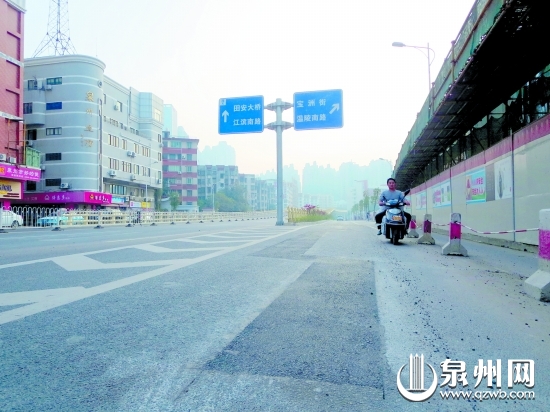 路面原本出现裂缝的位置已铺上新的沥青,车辆过往平 