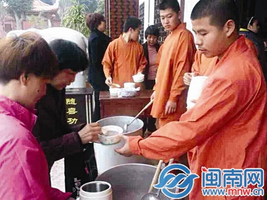 少林寺僧人给信众盛腊八粥