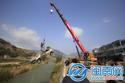 昨日下午1点多，落河的小车被吊上岸来