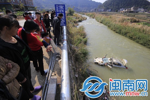 事故现场不少村民围观