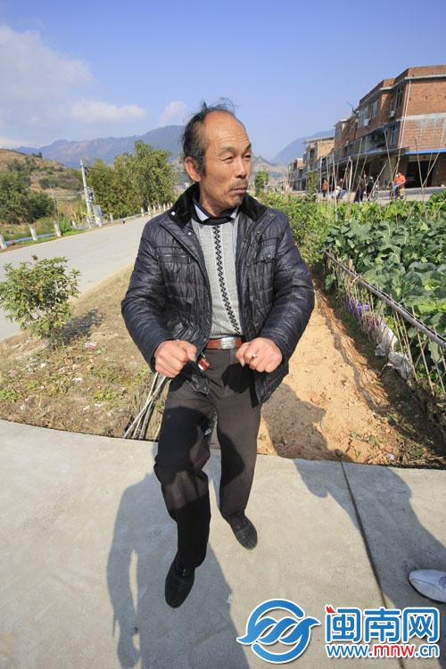 小车落河后，57岁的刘汉才第一时间下水，救出伤者