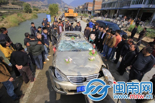 婚车“登陆”后，已是“伤痕累累”