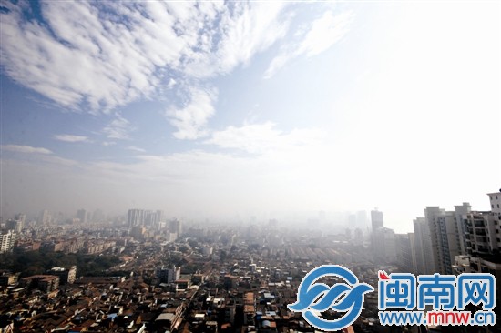 市区上空一片灰蒙蒙，叫人无法看清那些楼房的“庐山 