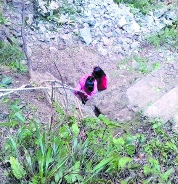 湘西中学生爬绳翻悬崖上学