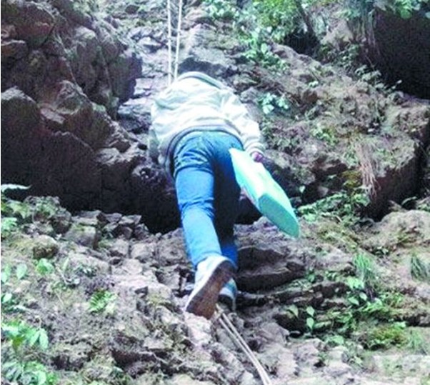 湘西中学生爬绳翻悬崖上学1