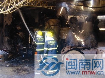 造纸厂着火 上千吨原生纸烧毁