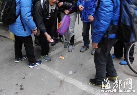 榕小学周边店铺热销“手雷” 会爆炸溅液体1