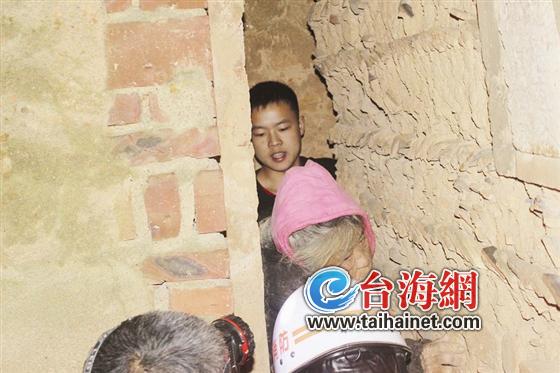 上杭阿婆穿行巷子被卡 消防员“缩骨”救人