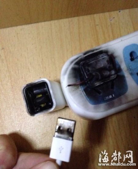 苹果5原装充电器突然爆炸 致大学宿舍停电