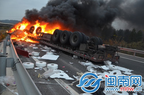 挂车覆翻后车头燃起大火，驾驶员不幸身亡